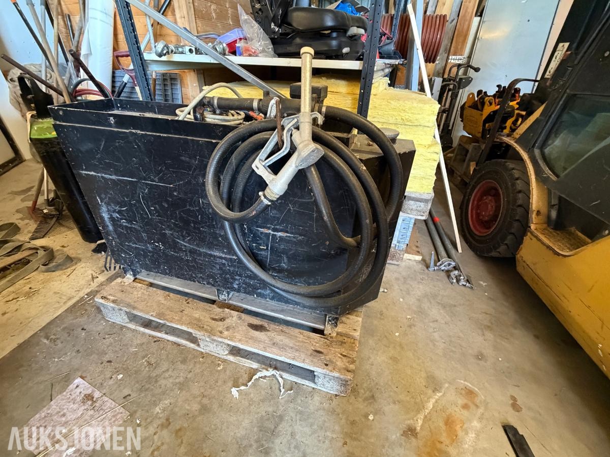 dieseltank   med pumpe og fyllepistol