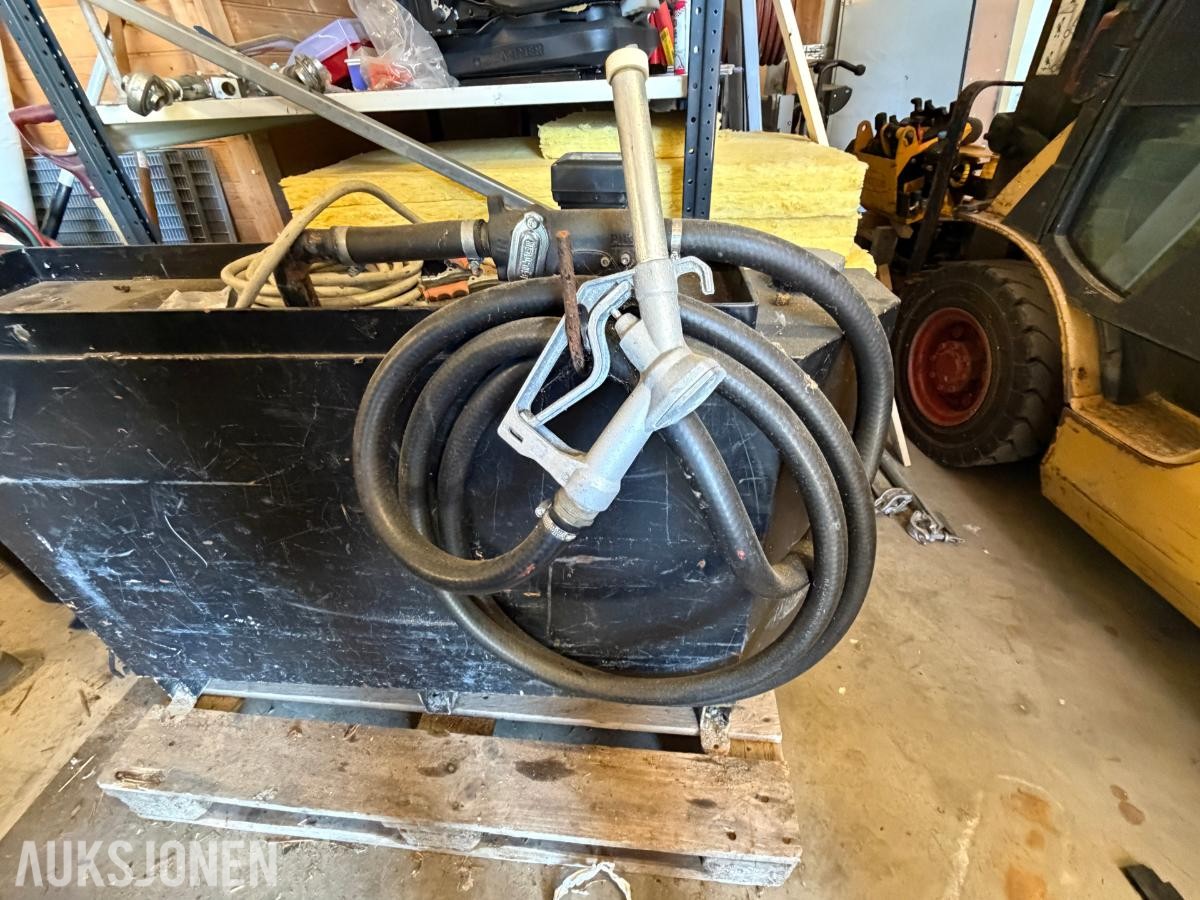 dieseltank   med pumpe og fyllepistol