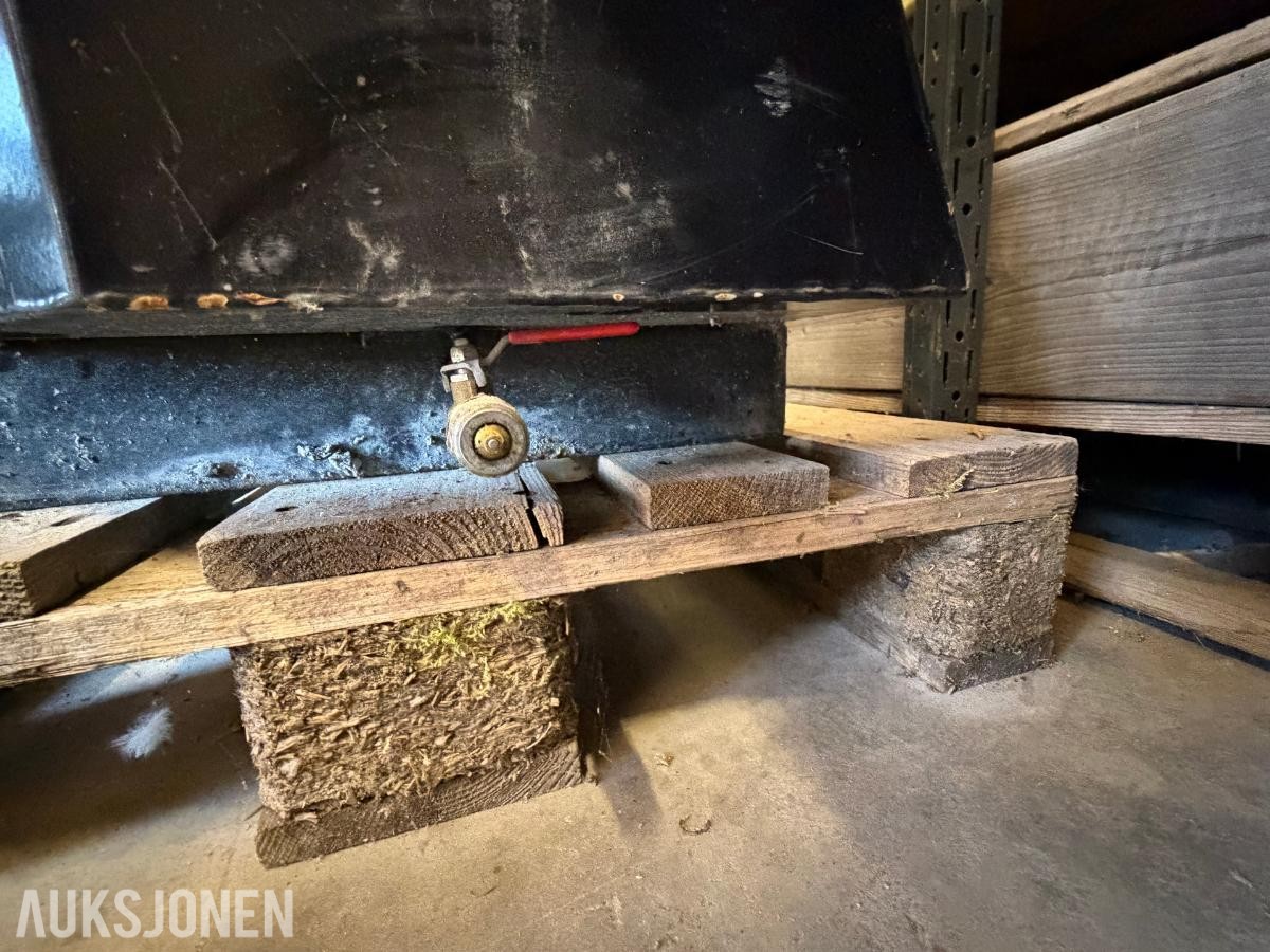 dieseltank   med pumpe og fyllepistol
