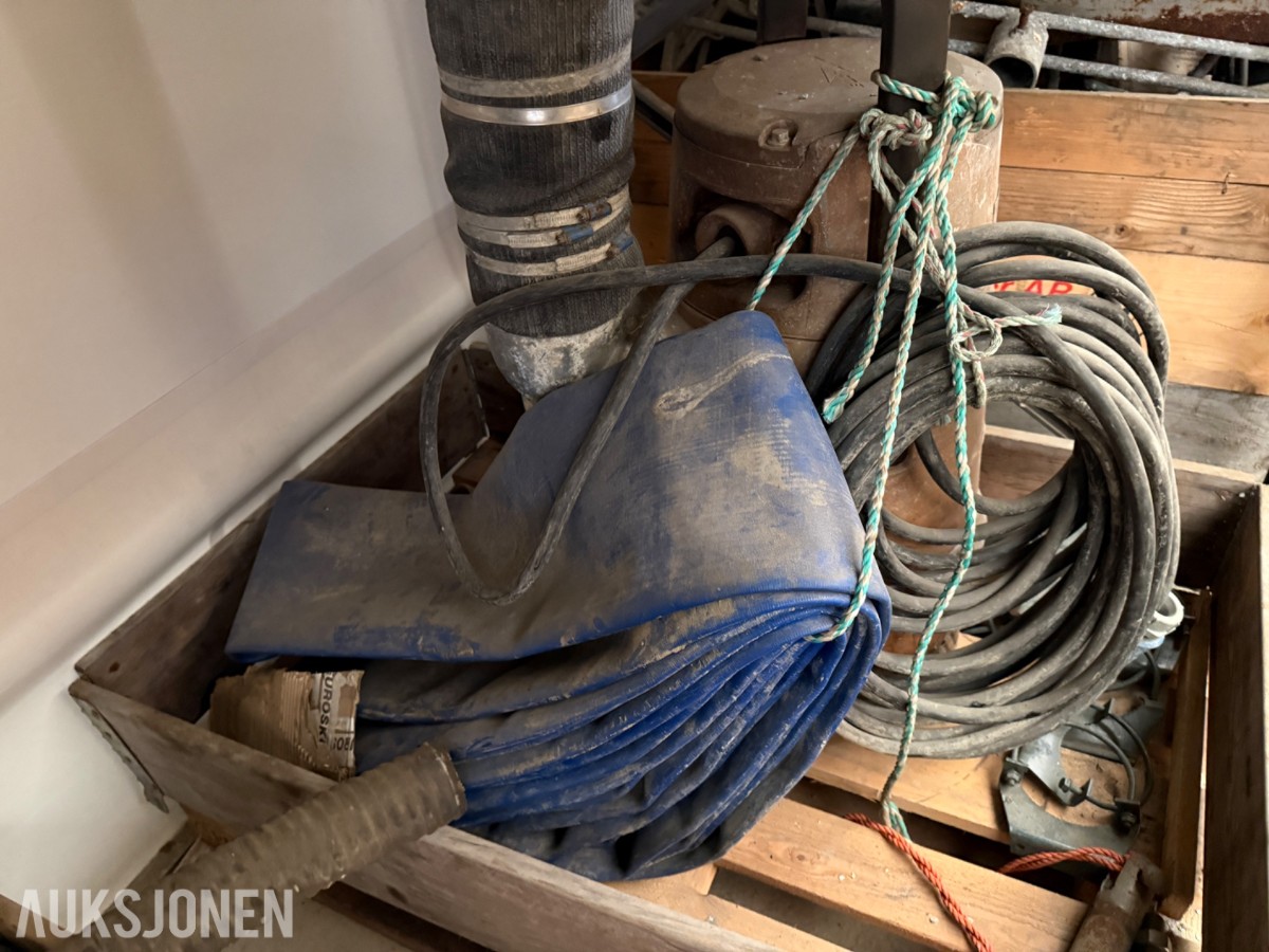 Kraftig elektrisk dykkpumpe 10 kW med slanger og tilbehør