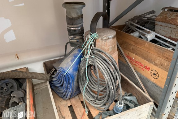 Kraftig elektrisk dykkpumpe 10 kW med slanger og tilbehør