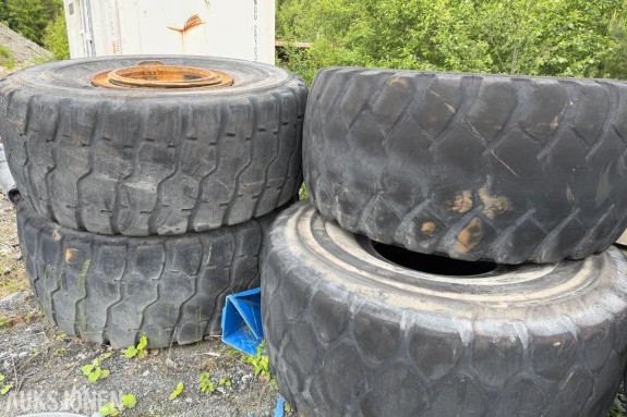 4 stk industridekk / maskindekk med felger