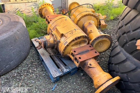 bakramme med - 2 stk. CAT aksler / differensialaksler til hjullaster - CAT 966/972-serien
