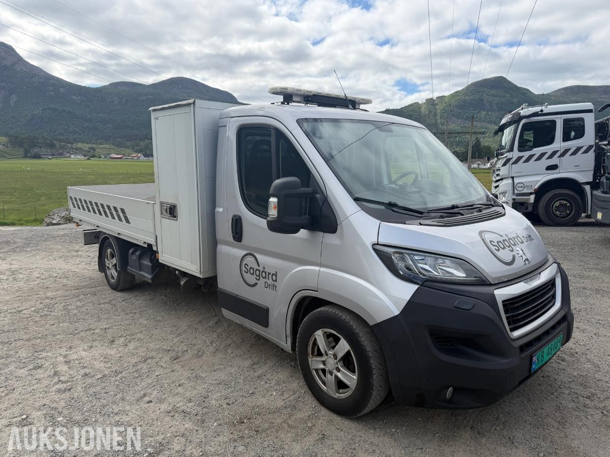 2018 Peugeot Boxer Planbil med Fassi-kran og verktøyskap
