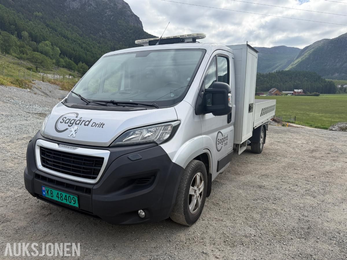 2018 Peugeot Boxer Planbil med Fassi-kran og verktøyskap