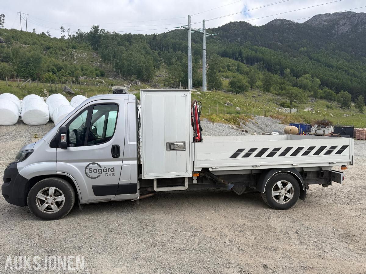 2018 Peugeot Boxer Planbil med Fassi-kran og verktøyskap