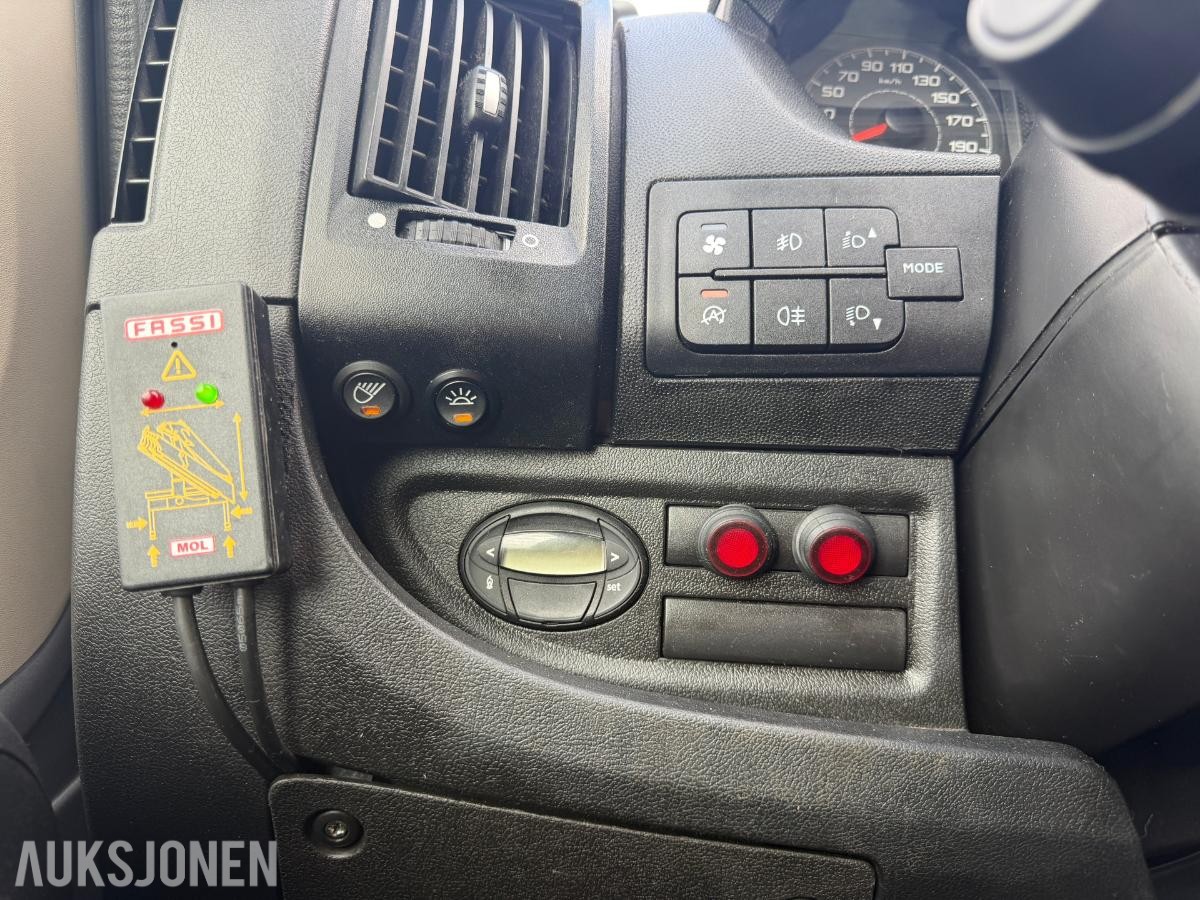 2018 Peugeot Boxer Planbil med Fassi-kran og verktøyskap