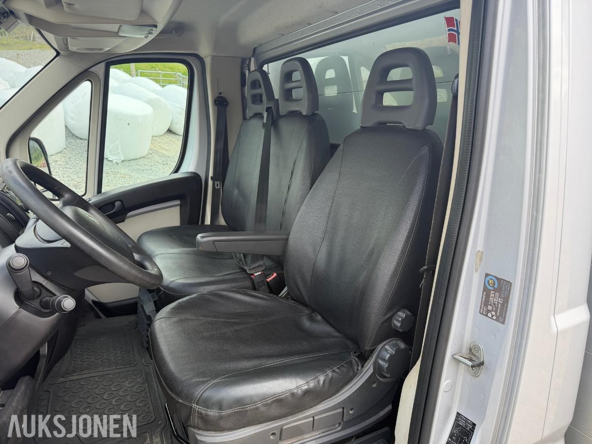 2018 Peugeot Boxer Planbil med Fassi-kran og verktøyskap