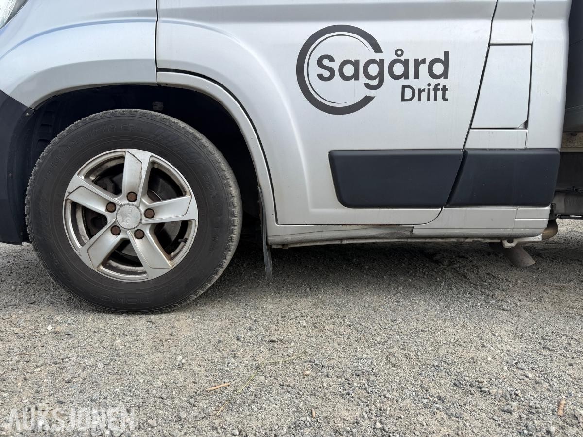 2018 Peugeot Boxer Planbil med Fassi-kran og verktøyskap
