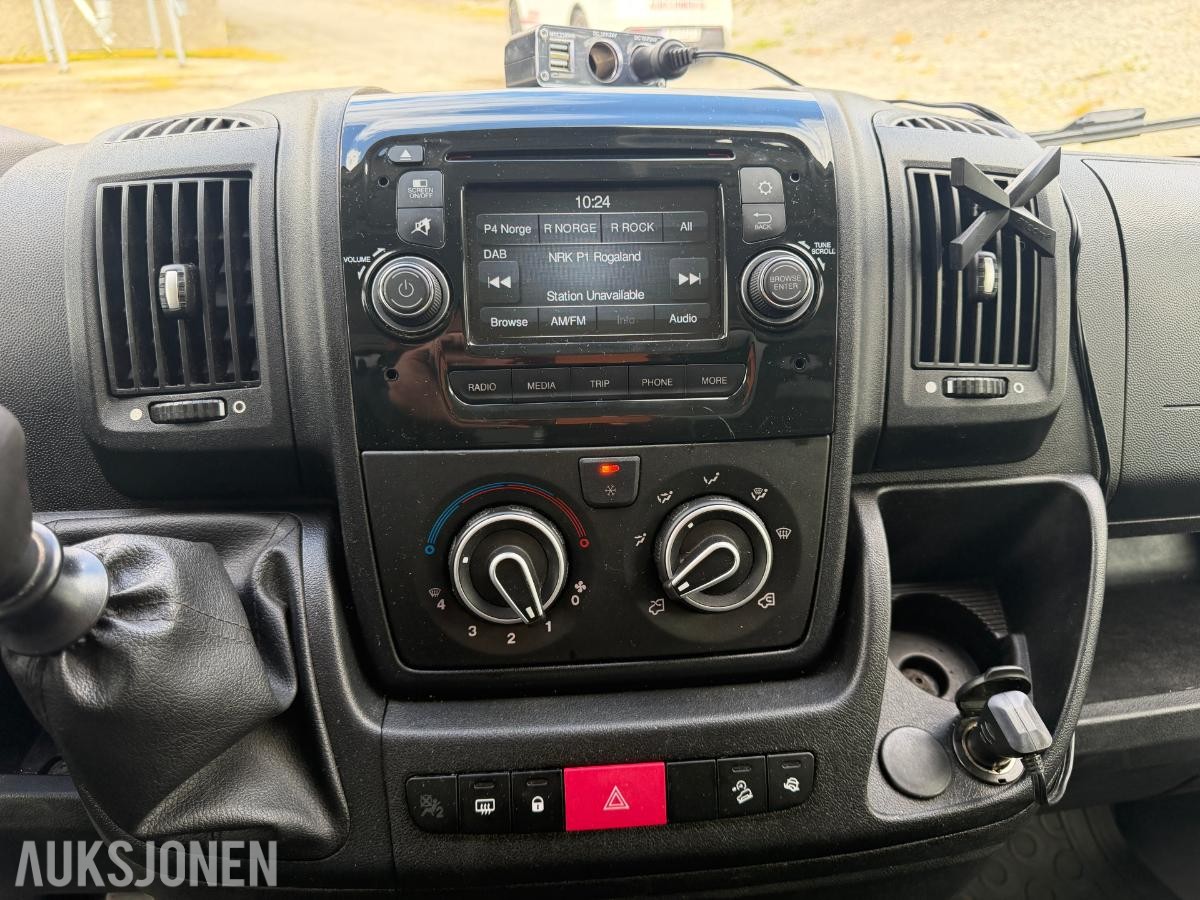 2018 Peugeot Boxer Planbil med Fassi-kran og verktøyskap