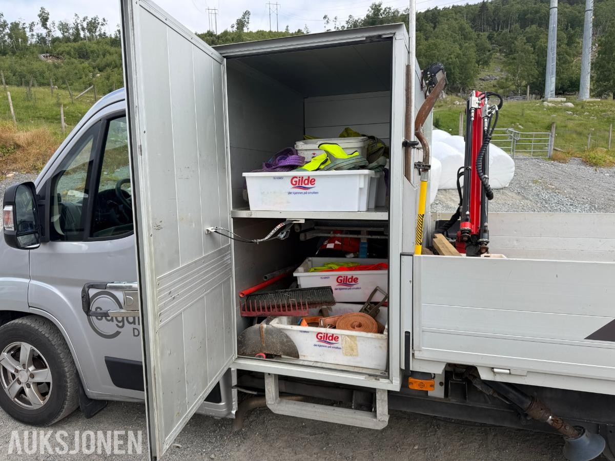2018 Peugeot Boxer Planbil med Fassi-kran og verktøyskap