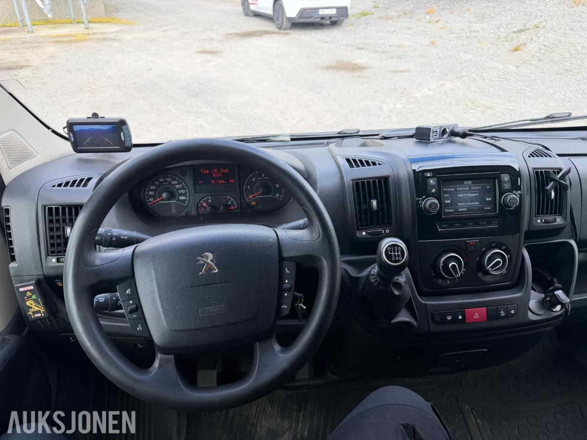 2018 Peugeot Boxer Planbil med Fassi-kran og verktøyskap