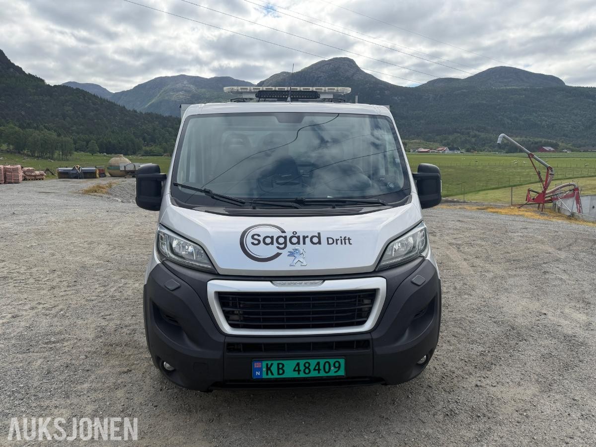 2018 Peugeot Boxer Planbil med Fassi-kran og verktøyskap