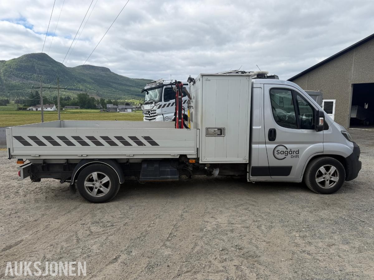 2018 Peugeot Boxer Planbil med Fassi-kran og verktøyskap