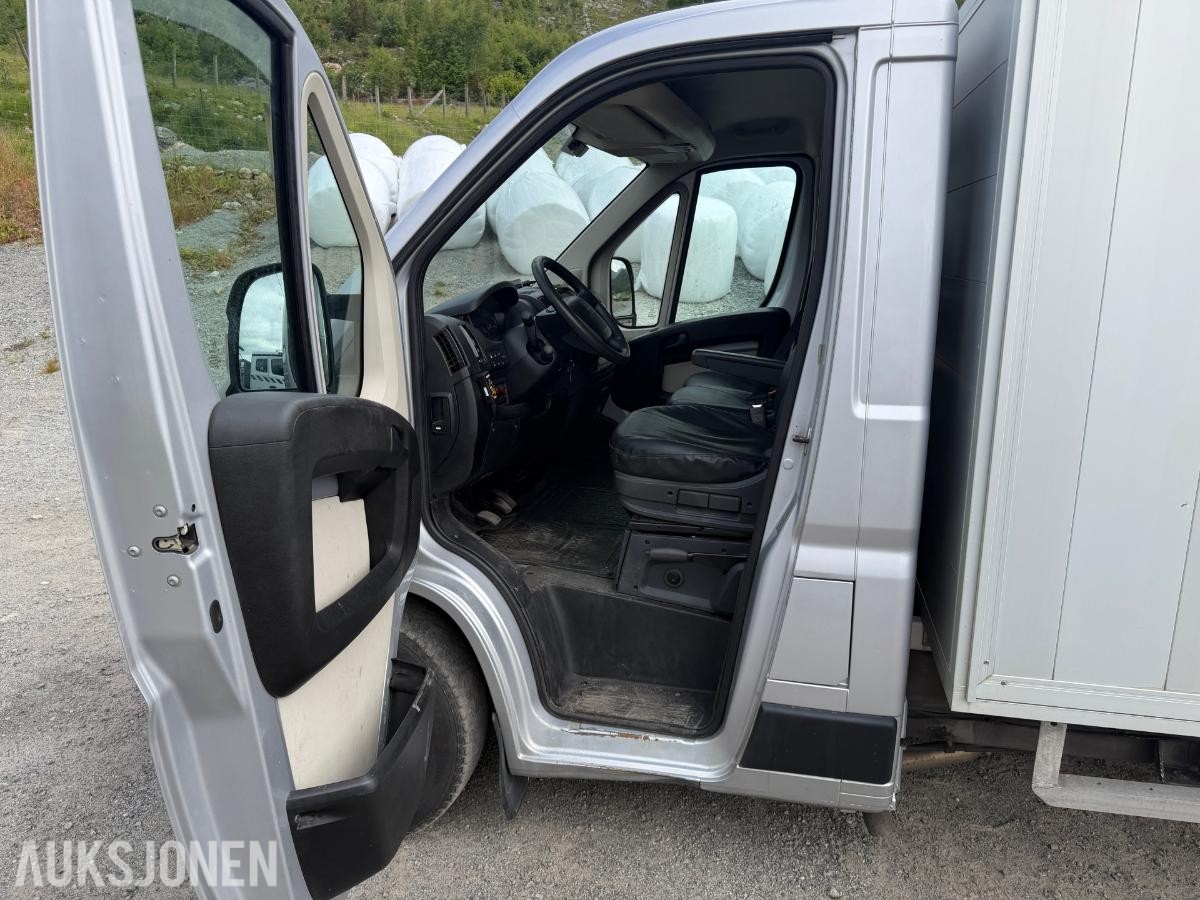 2018 Peugeot Boxer Planbil med Fassi-kran og verktøyskap