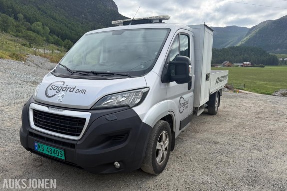 2018 Peugeot Boxer Planbil med Fassi-kran og verktøyskap