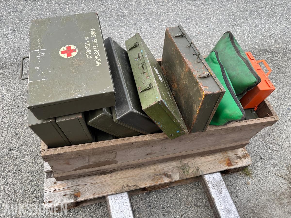 Ca. 15 stk. militære førstehjelpsskrin og oppbevaringskasser