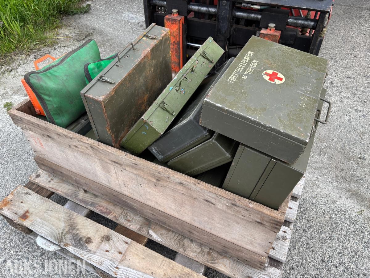 Ca. 15 stk. militære førstehjelpsskrin og oppbevaringskasser
