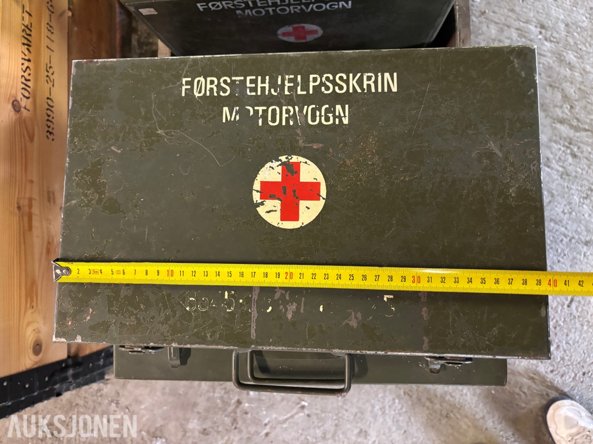 Ca. 15 stk. militære førstehjelpsskrin og oppbevaringskasser