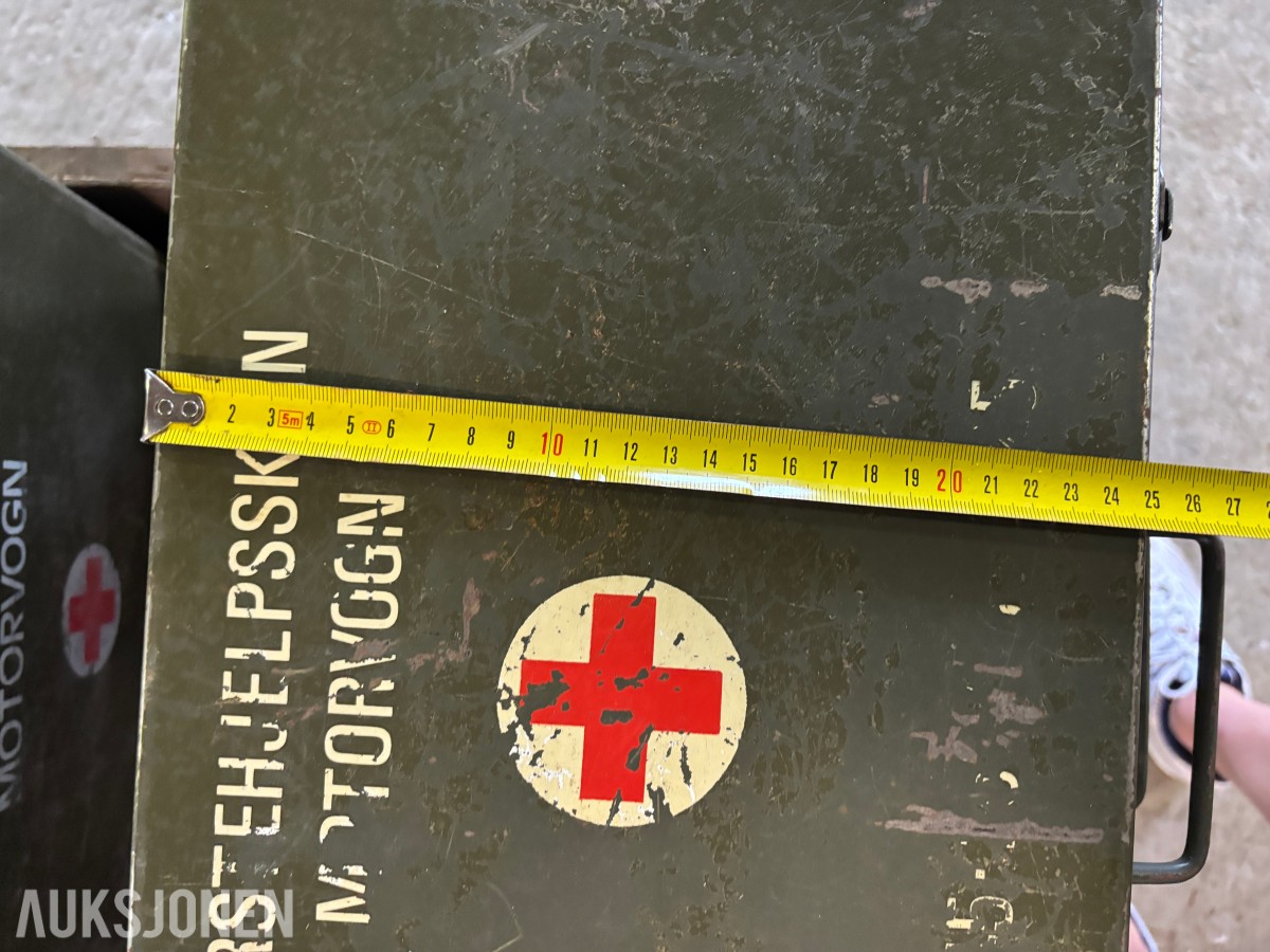 Ca. 15 stk. militære førstehjelpsskrin og oppbevaringskasser