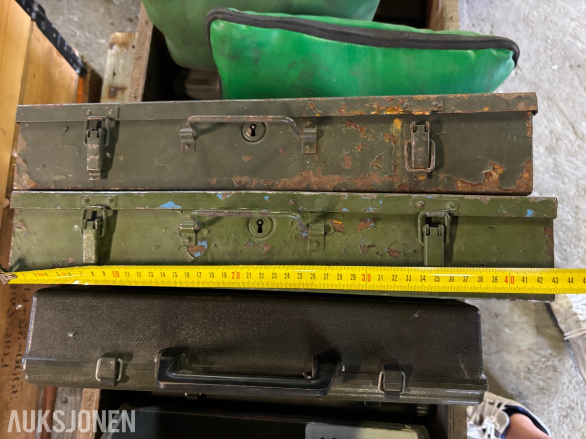 Ca. 15 stk. militære førstehjelpsskrin og oppbevaringskasser