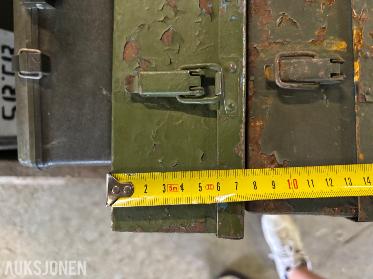 Ca. 15 stk. militære førstehjelpsskrin og oppbevaringskasser