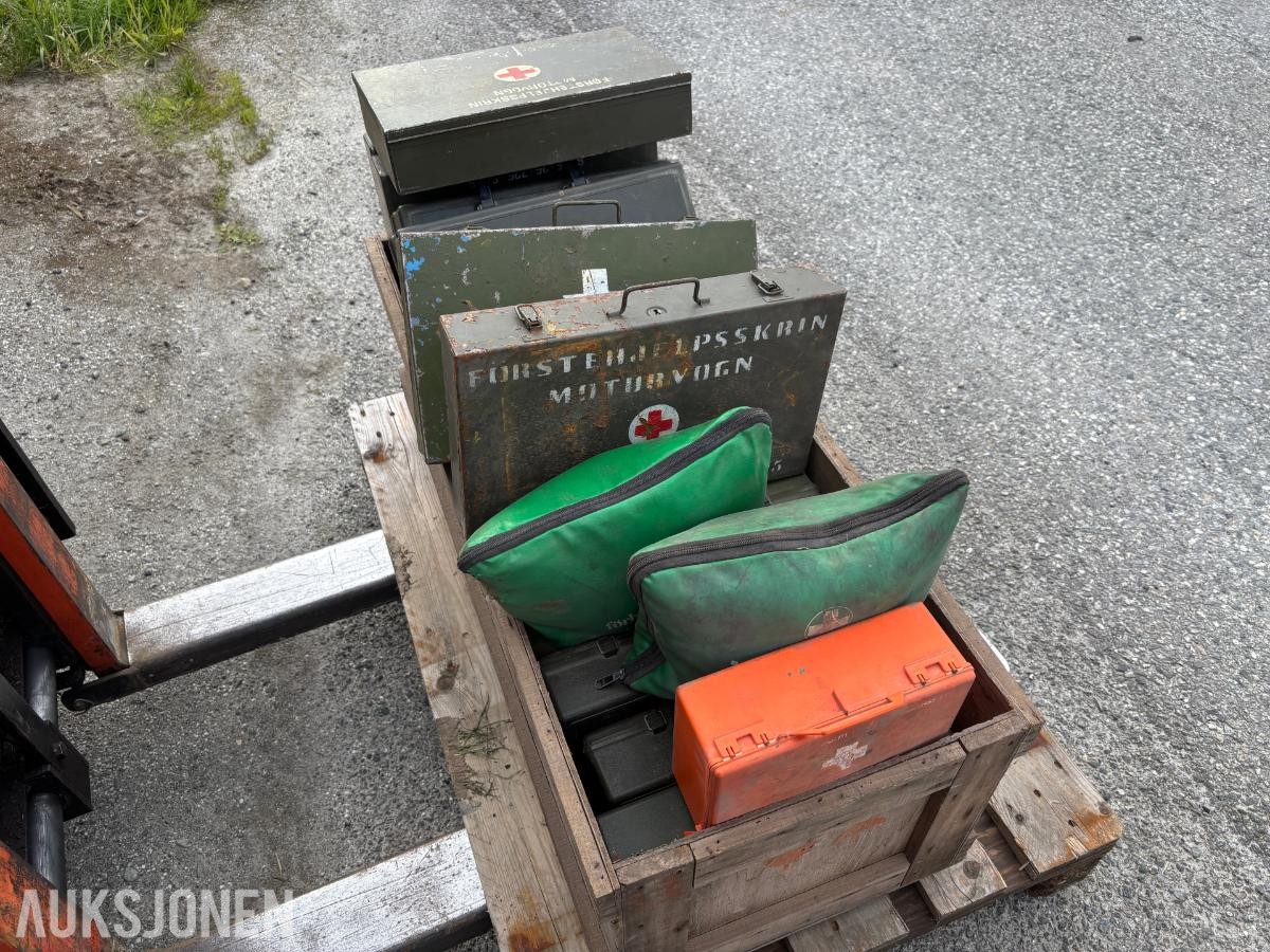 Ca. 15 stk. militære førstehjelpsskrin og oppbevaringskasser