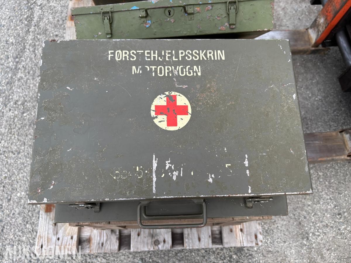 Ca. 15 stk. militære førstehjelpsskrin og oppbevaringskasser