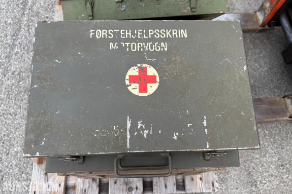 Ca. 15 stk. militære førstehjelpsskrin og oppbevaringskasser
