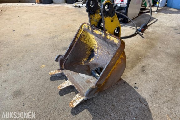 Graveskuffe med 25 mm bolter - tidligere montert på Komatsu PC09