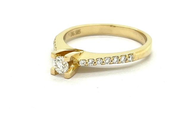 0.45ct flerstens diamantring med TW diamanter. Norsk Diamantsertifikat. Verdi 37.000,-
