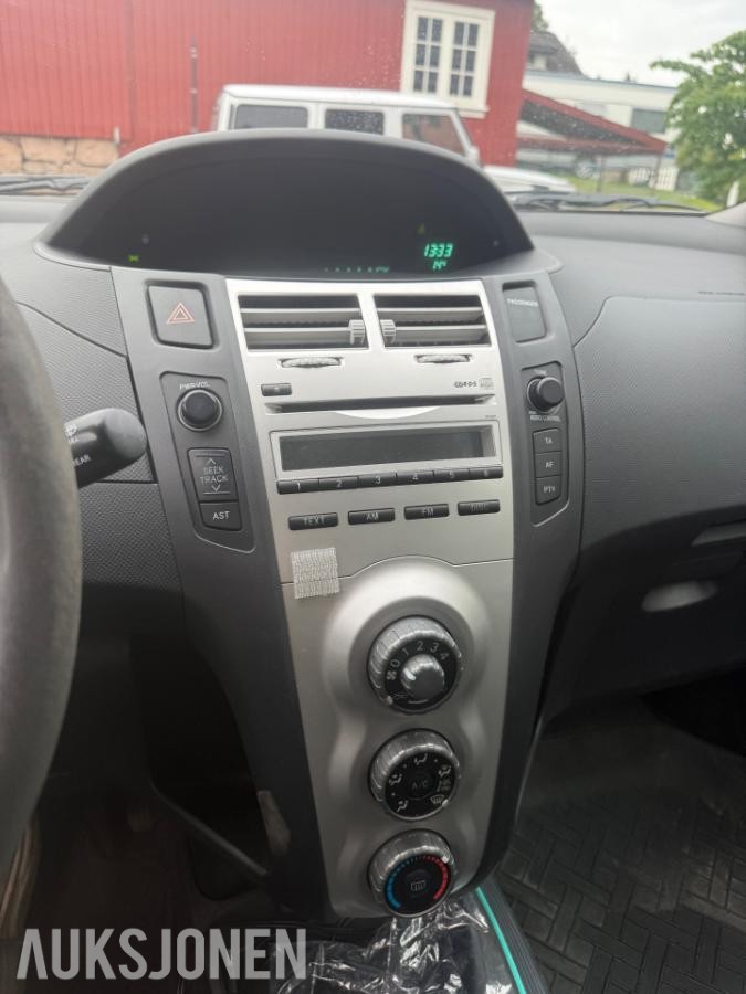 2006 Toyota Yaris 1.4 90hk diesel Reparasjonsobjekt Nokian Hakka piggfrie vinterdekk
