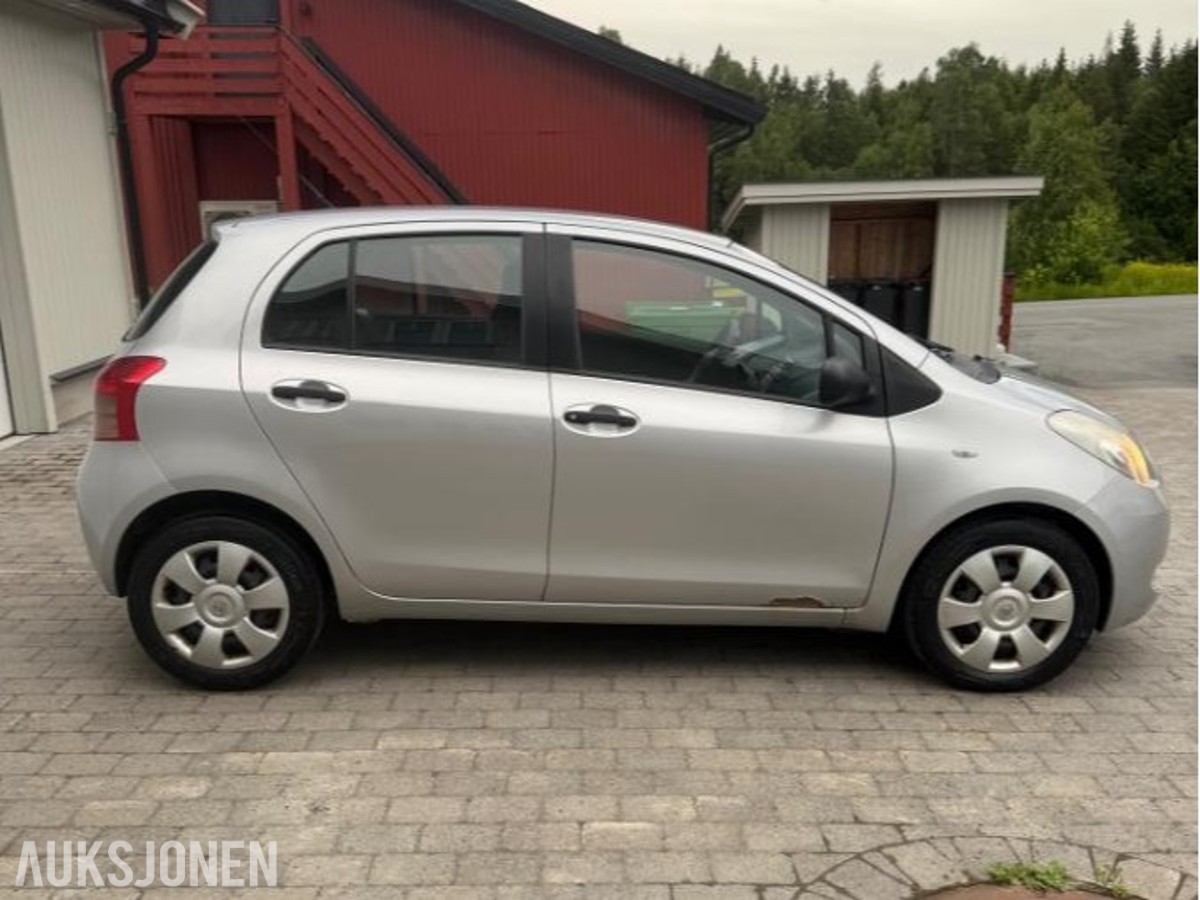 2006 Toyota Yaris 1.4 90hk diesel Reparasjonsobjekt Nokian Hakka piggfrie vinterdekk