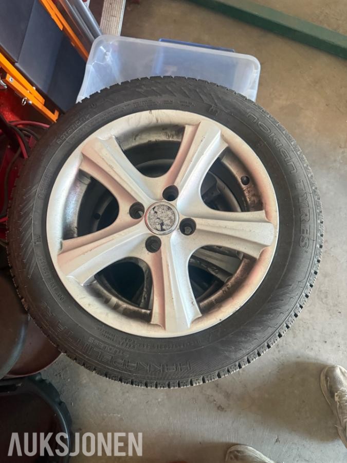 2006 Toyota Yaris 1.4 90hk diesel Reparasjonsobjekt Nokian Hakka piggfrie vinterdekk