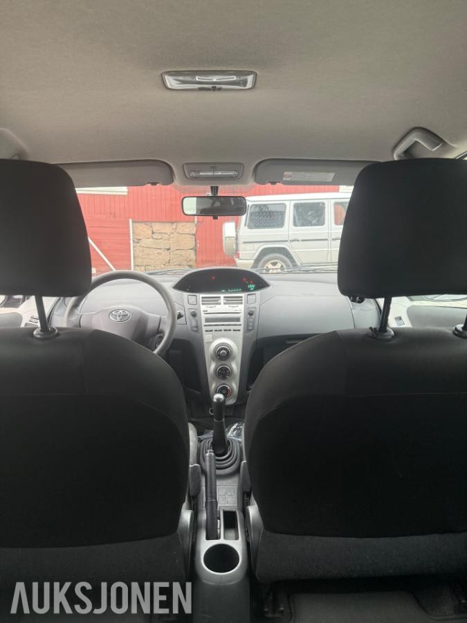 2006 Toyota Yaris 1.4 90hk diesel Reparasjonsobjekt Nokian Hakka piggfrie vinterdekk