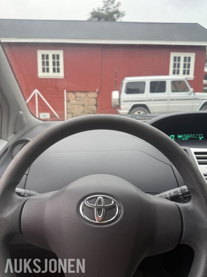2006 Toyota Yaris 1.4 90hk diesel Reparasjonsobjekt Nokian Hakka piggfrie vinterdekk