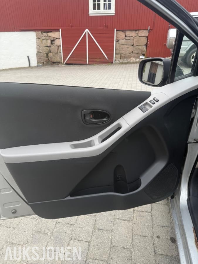 2006 Toyota Yaris 1.4 90hk diesel Reparasjonsobjekt Nokian Hakka piggfrie vinterdekk