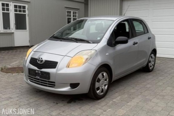 2006 Toyota Yaris 1.4 90hk diesel Reparasjonsobjekt Nokian Hakka piggfrie vinterdekk
