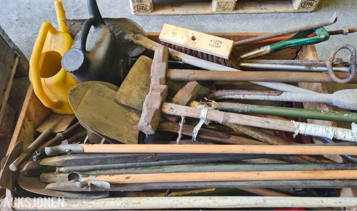 Diverse verktøy og materiell Fra Forsvaret