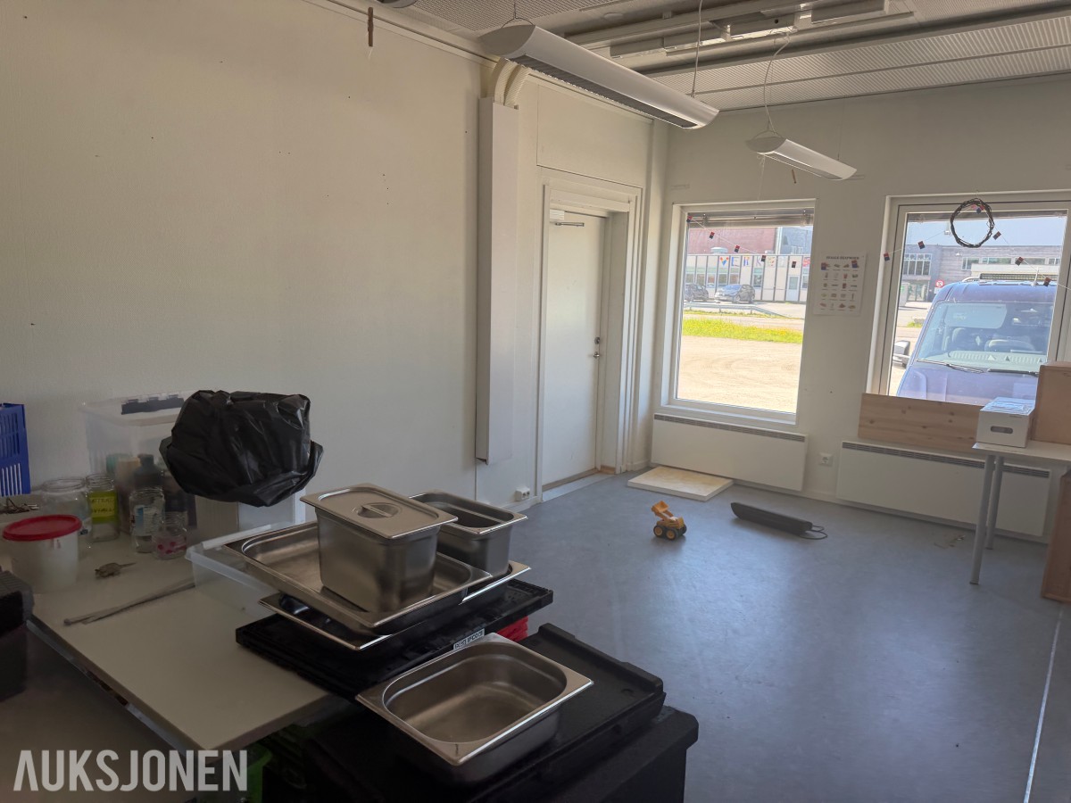 2018 Komplett brakkerigg ca. 1000 m² – 33 brakker / modulbygg 