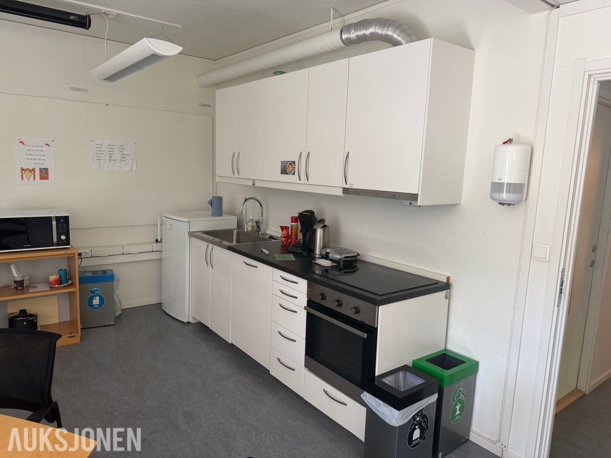 2018 Komplett brakkerigg ca. 1000 m² – 33 brakker / modulbygg 