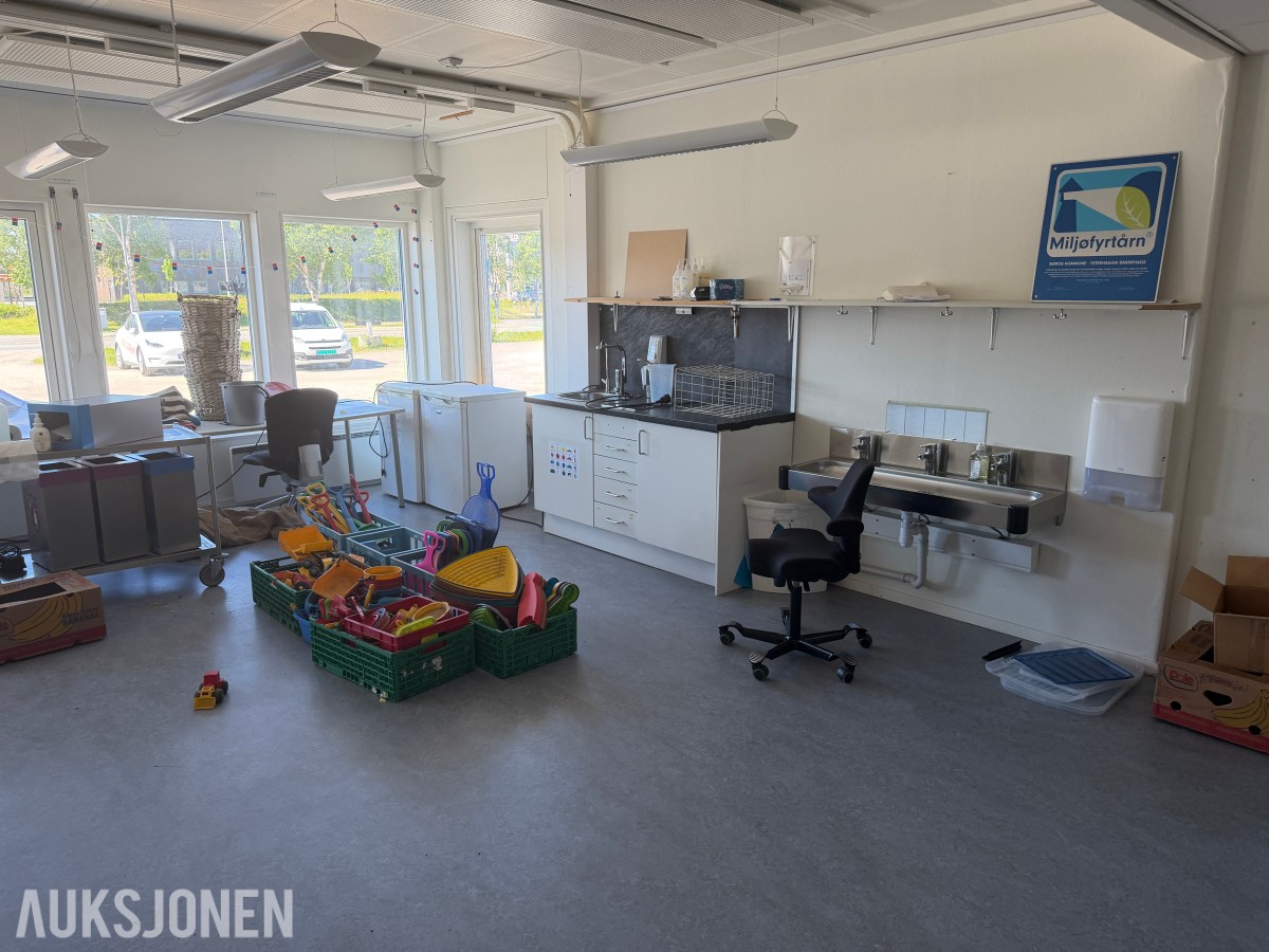 2018 Komplett brakkerigg ca. 1000 m² – 33 brakker / modulbygg 