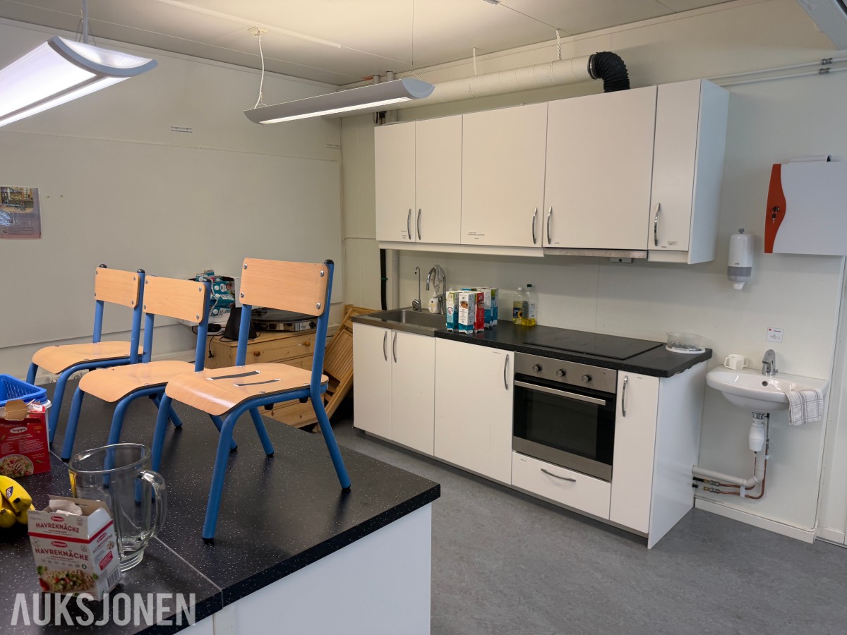 2018 Komplett brakkerigg ca. 1000 m² – 33 brakker / modulbygg 