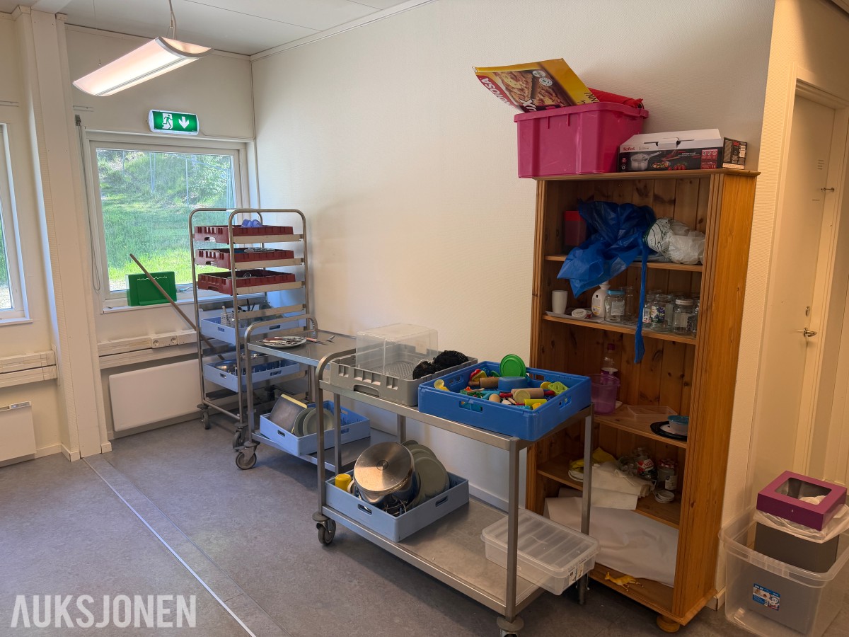 2018 Komplett brakkerigg ca. 1000 m² – 33 brakker / modulbygg 