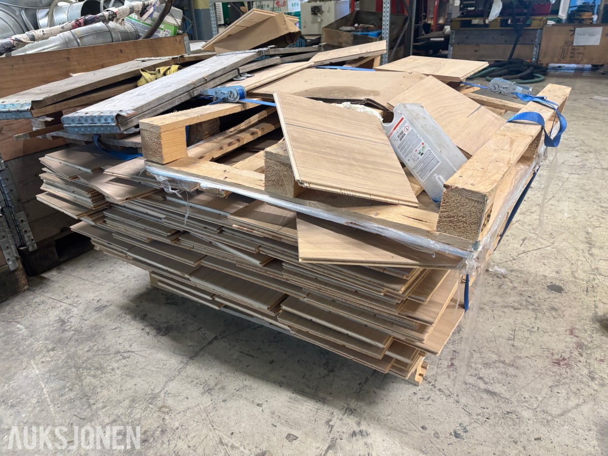 Ca. 1 pall eikeparkett / parkettgulv 30cm Brede plank