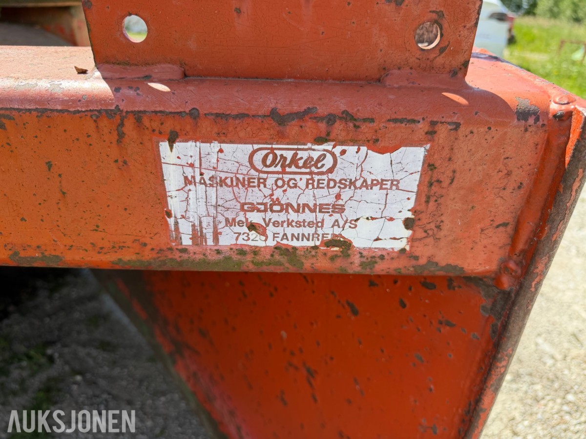 Orkel snøfres til traktor