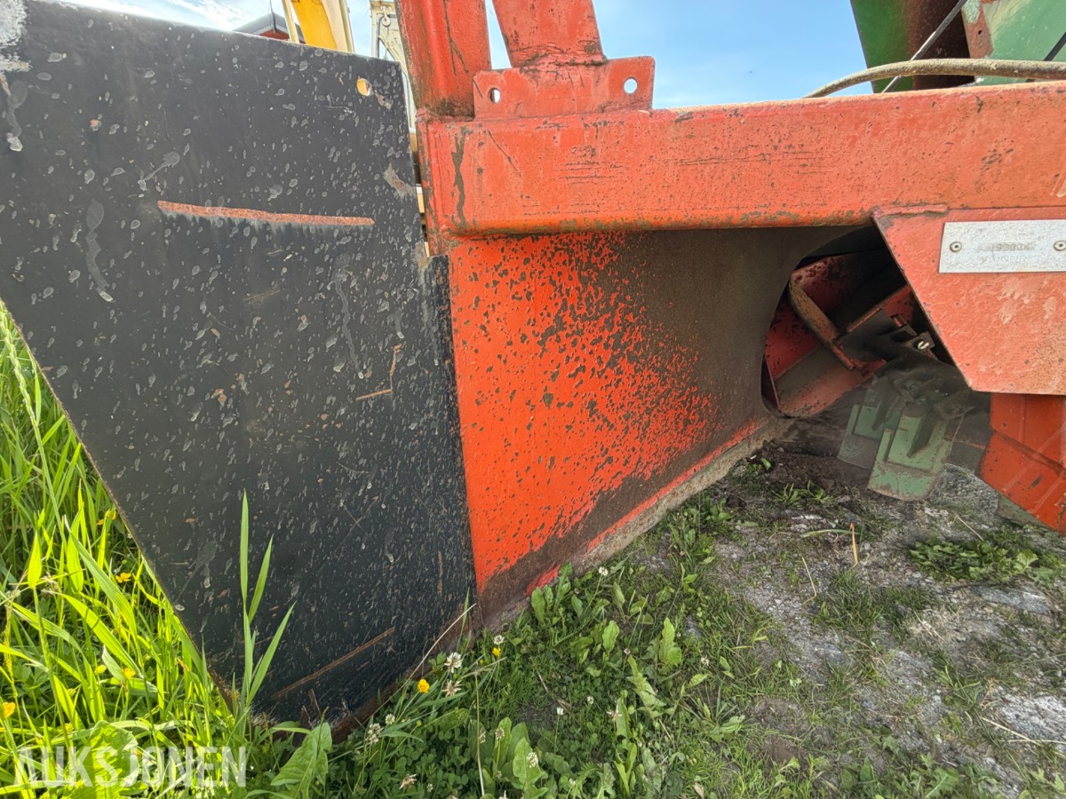 Orkel snøfres til traktor