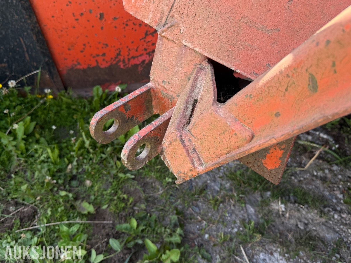 Orkel snøfres til traktor
