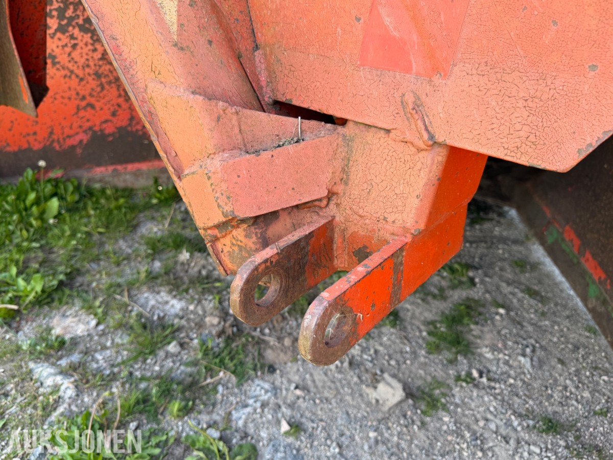 Orkel snøfres til traktor