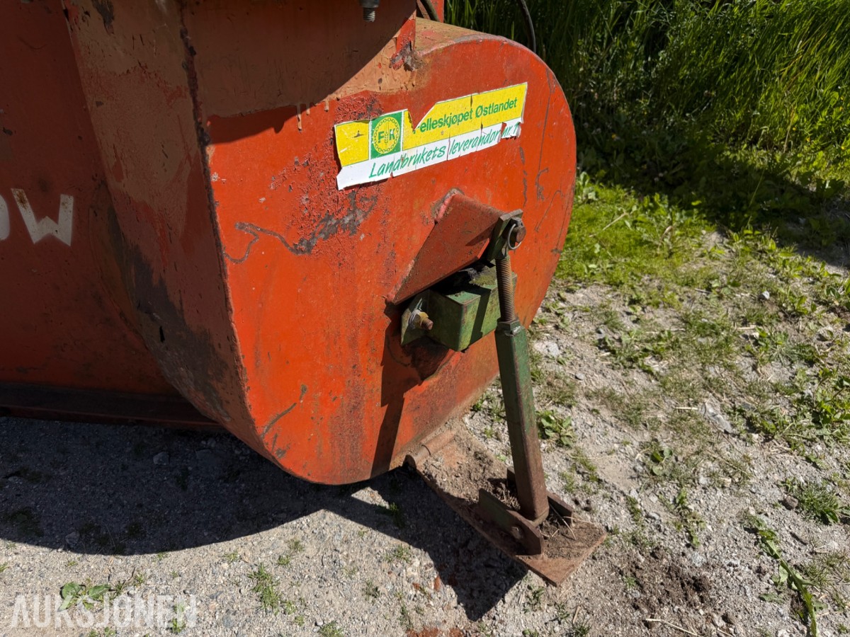 Orkel snøfres til traktor